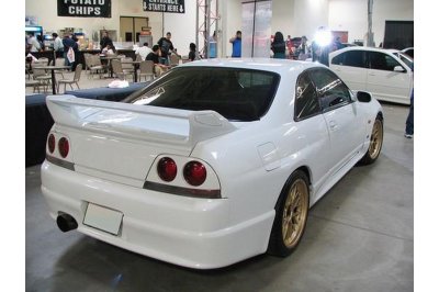 Спойлер на крышку багажника на Nissan Skyline R33 GTS / GTR